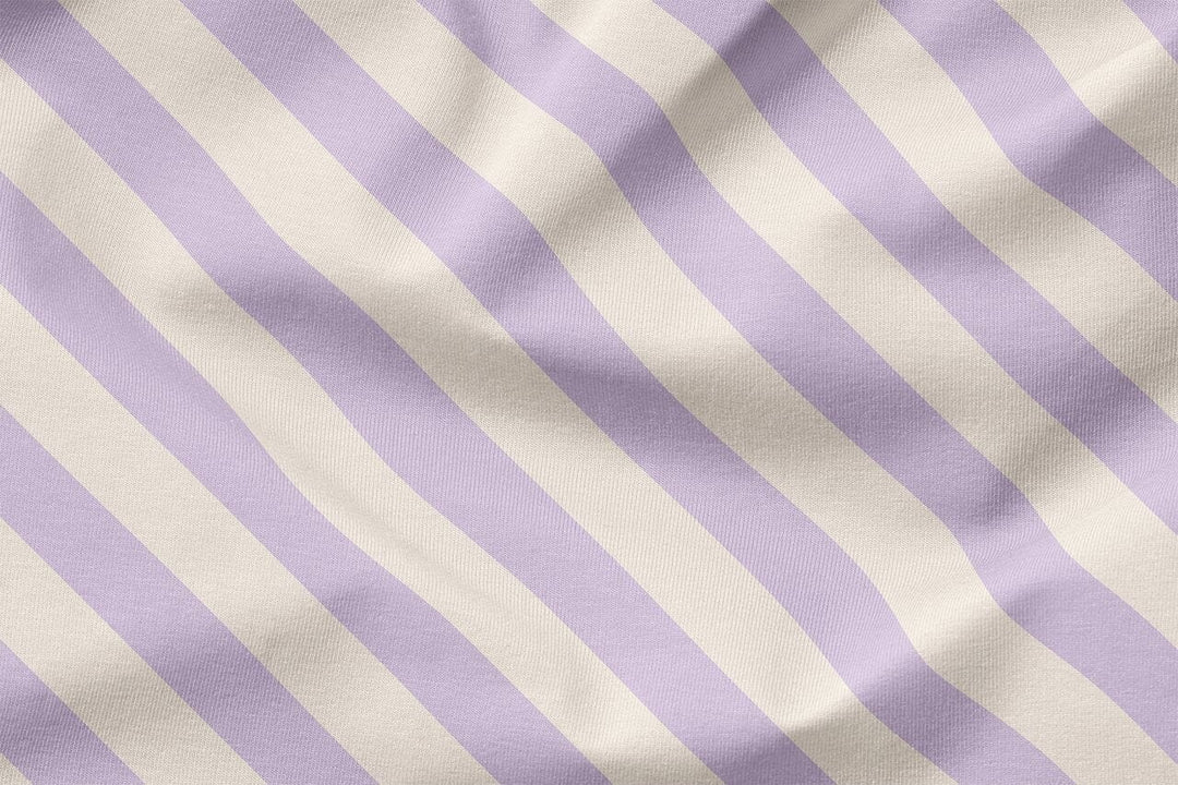 Vorbestellung | "Schräge Streifen - Flieder / Creme" | Halloween Stoffe 2025 fadenwunsch