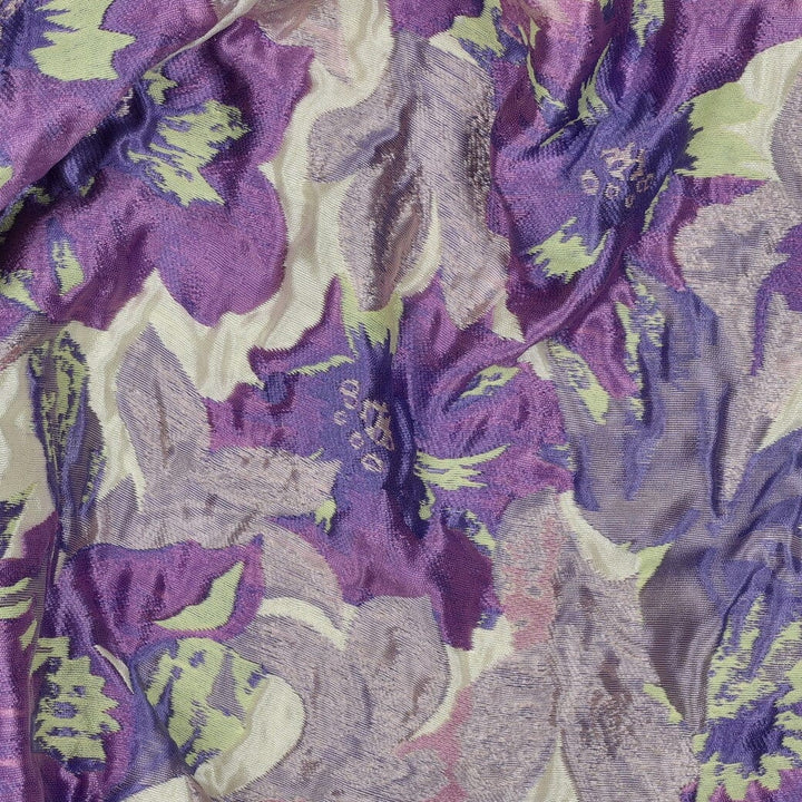 Jacquard „Violet Bloom“ – floraler Strukturstoff in Lila Fadenwunsch 