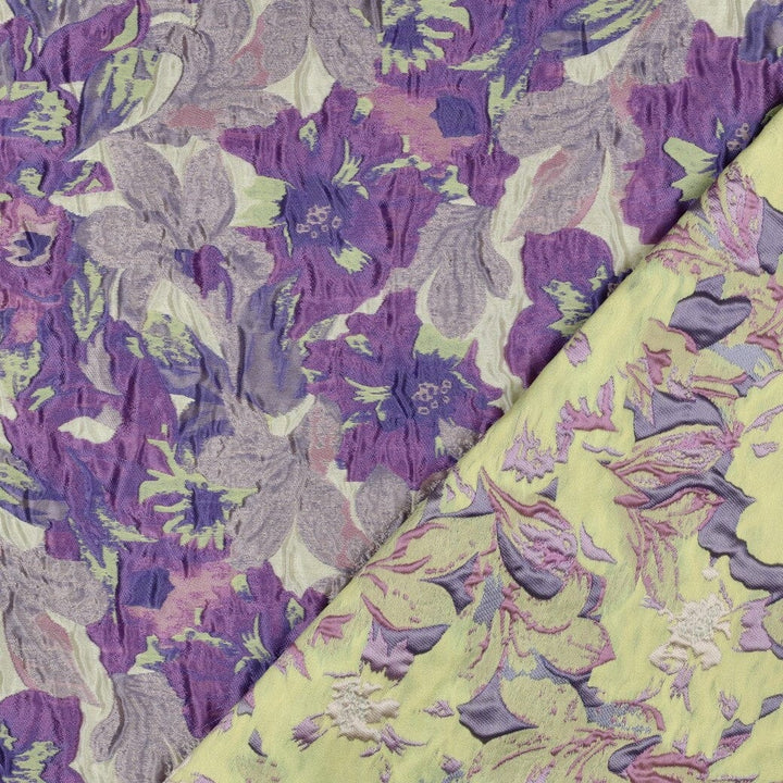 Jacquard „Violet Bloom“ – floraler Strukturstoff in Lila Fadenwunsch 