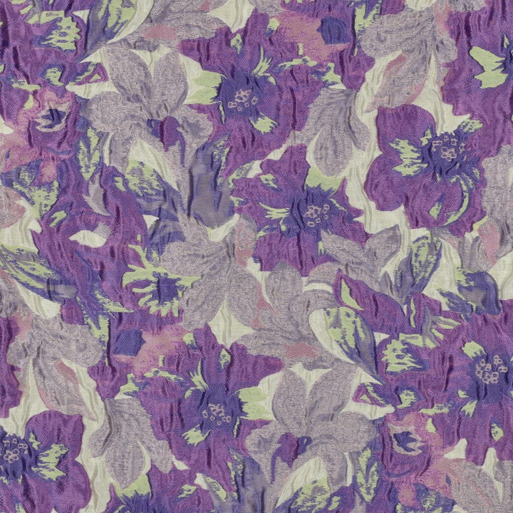 Jacquard „Violet Bloom“ – floraler Strukturstoff in Lila Fadenwunsch 