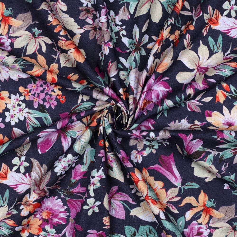 Viskose „Midnight Garden“ – eleganter Blumenprint in Dunkelblau Fadenwunsch 