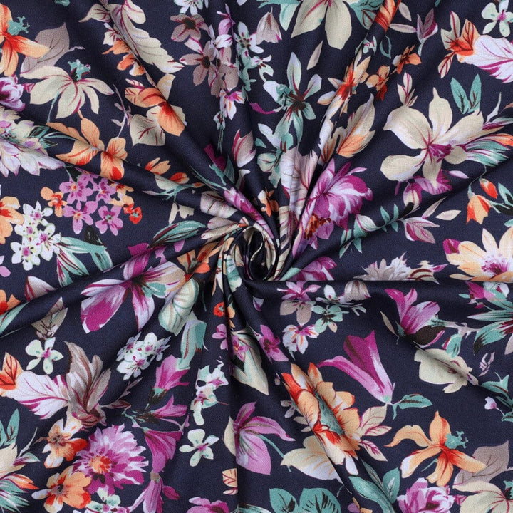 Viskose „Midnight Garden“ – eleganter Blumenprint in Dunkelblau Fadenwunsch 