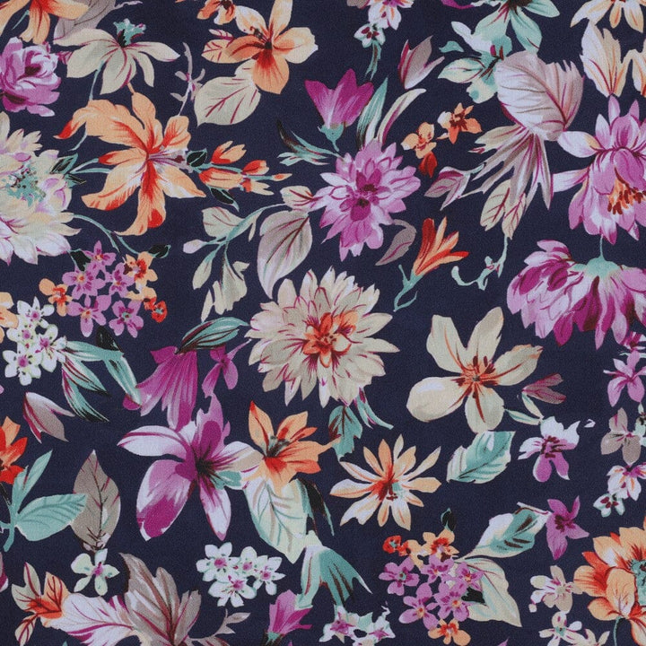 Viskose „Midnight Garden“ – eleganter Blumenprint in Dunkelblau Fadenwunsch 