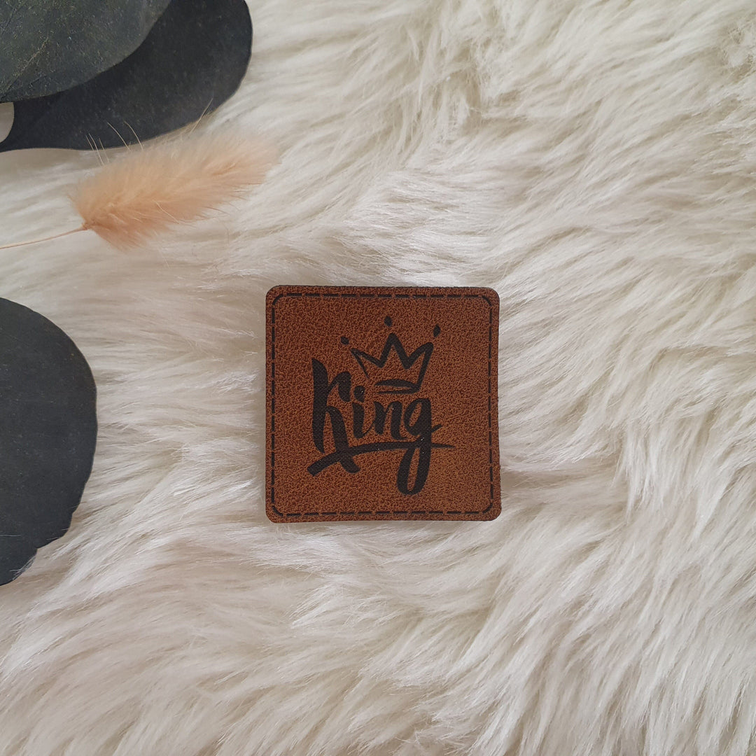 Lederlabel „King“ Braun Fadenwunsch 