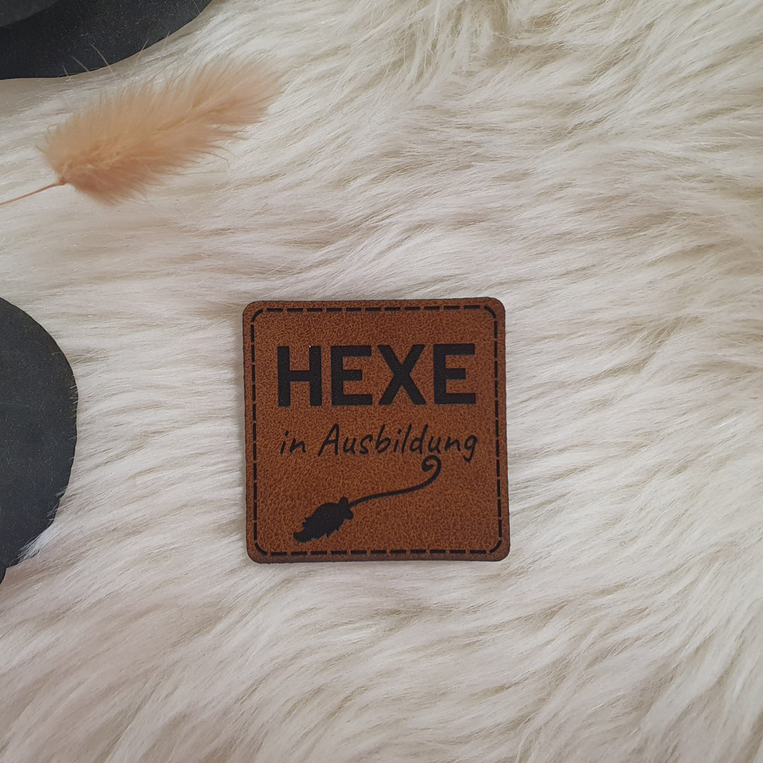 Lederlabel „Hexe in Ausbildung“ Braun Fadenwunsch 