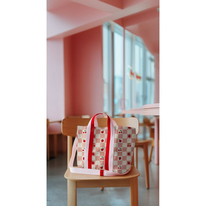 Beschichteter Canvas „Cherry Picnic“ – Karos mit Erdbeeren & Kirschen Fadenwunsch 