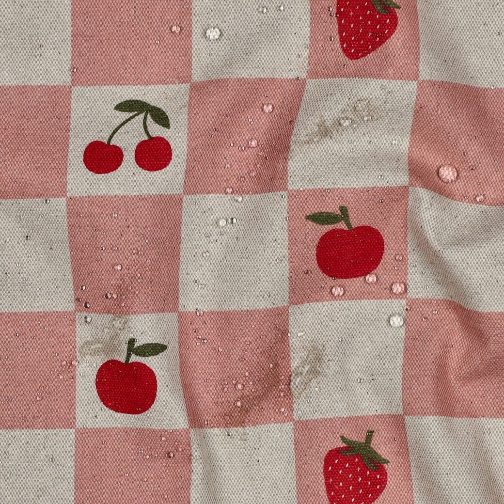 Beschichteter Canvas „Cherry Picnic“ – Karos mit Erdbeeren & Kirschen Fadenwunsch 