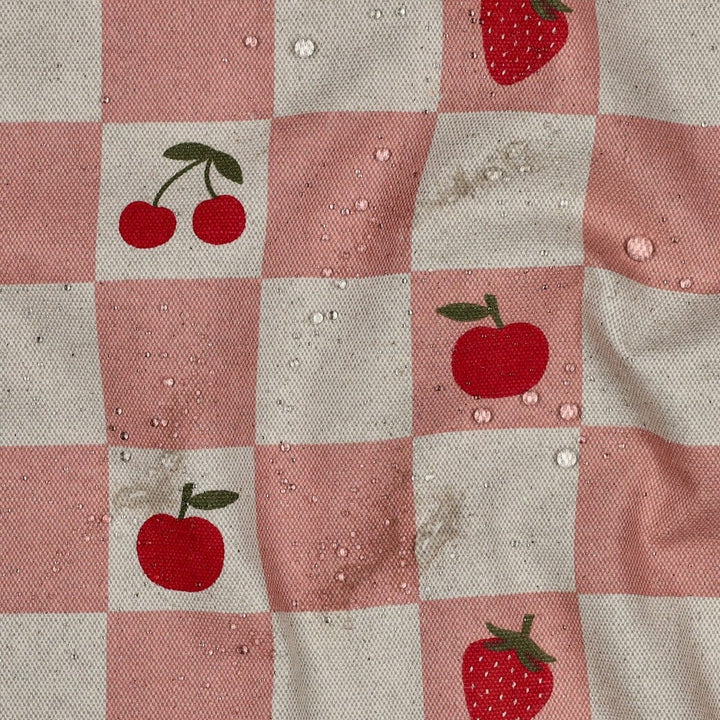 Beschichteter Canvas „Cherry Picnic“ – Karos mit Erdbeeren & Kirschen Fadenwunsch 