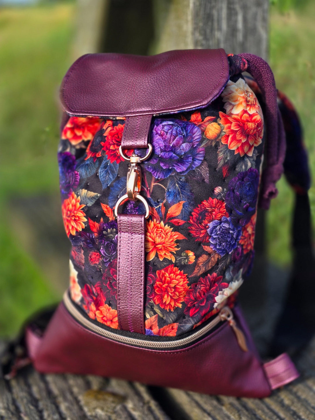 Steppsamt mit Punktprägung Floral Midnight Fadenwunsch 