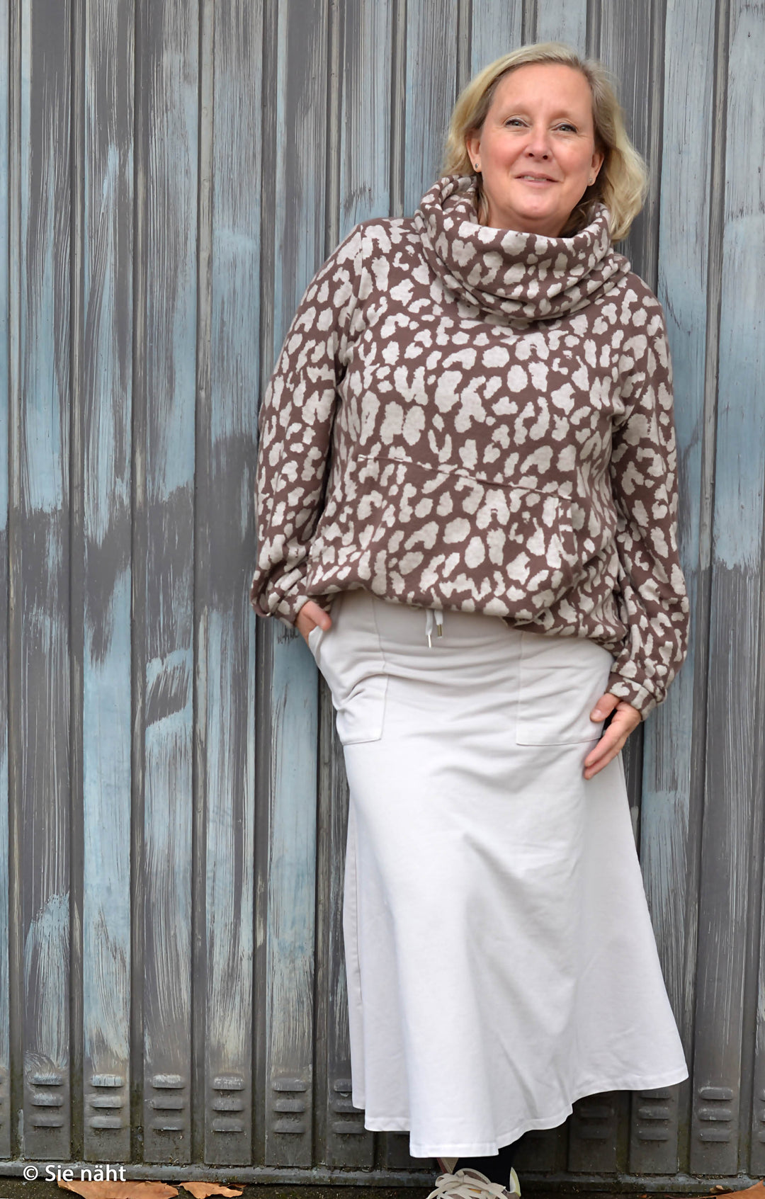 Jacquard-Jersey Emily | „Leo“ – Peppercorn/Naturweiß